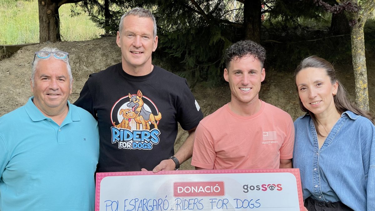Acte de lliurament del xec de 7.000 euros per part de Pol Espargaró a GosSOS