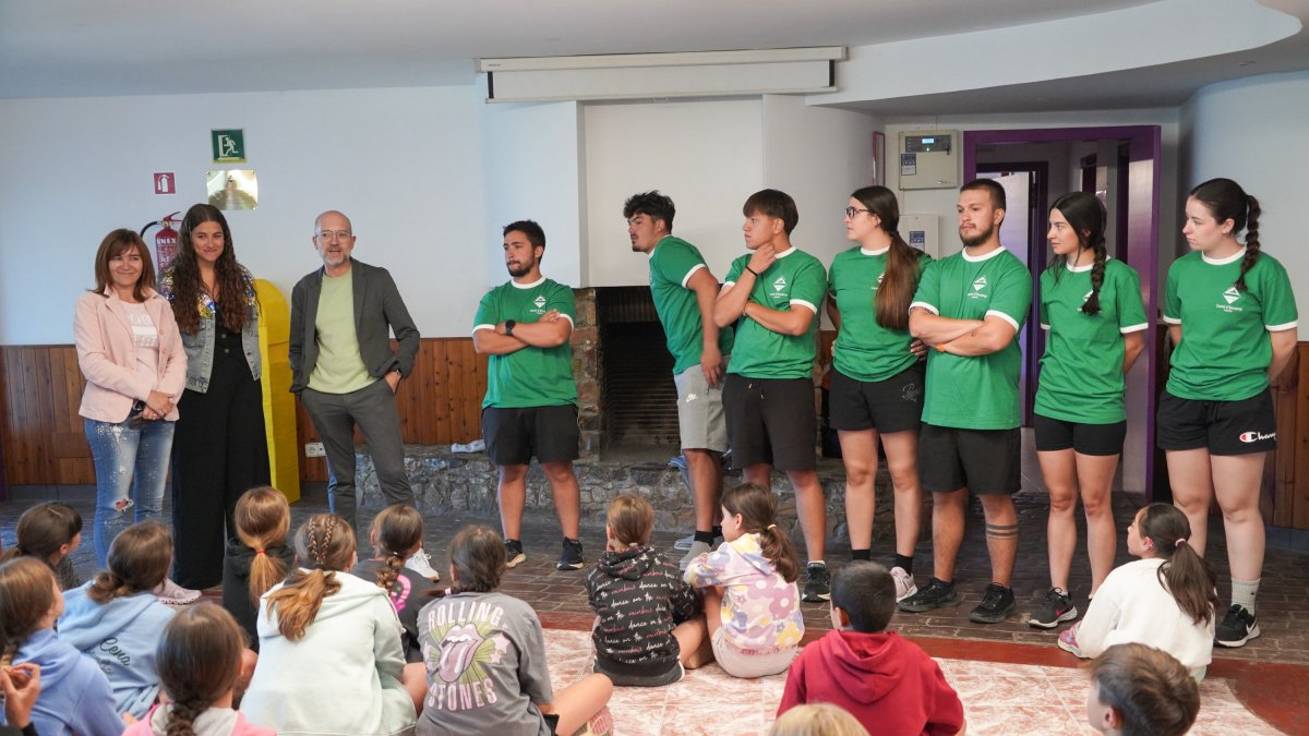El conseller de Cultura, Infància i Joventut, Joan Sans, i les conselleres Sabrina Grégoire i Judit Torres visitant els participants a les colònies