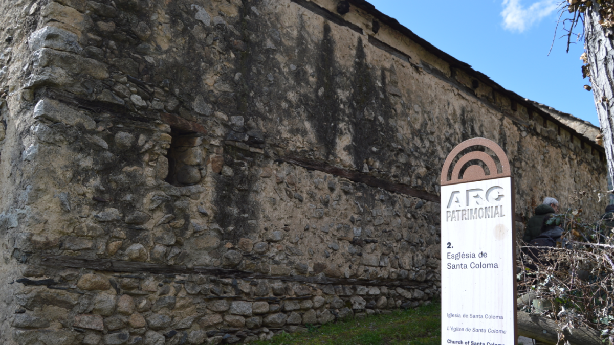 Un dels cartells que indiquen el recorregut pel patrimoni artístic i cultural de Santa Coloma i la Margineda.