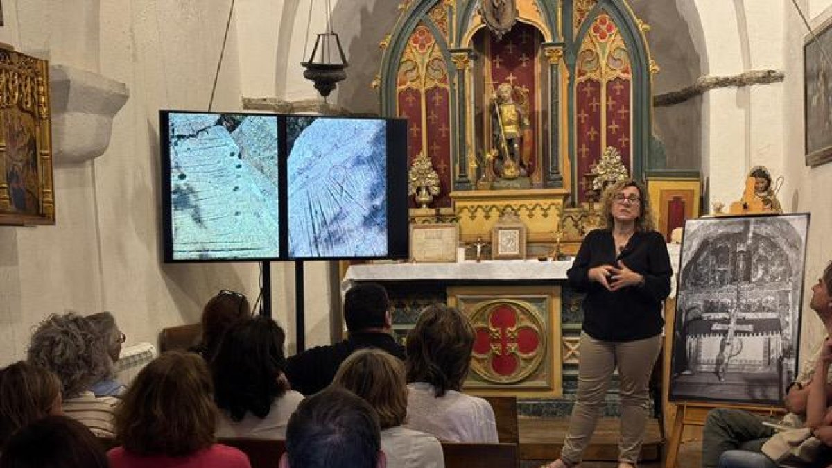 La doctora Cristina Yáñez durant la conferència a l'església de Sant Miquel de Prats.