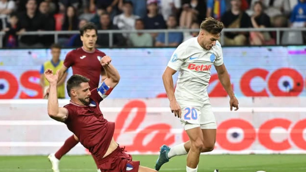 Álex Sánchez en una acció defensiva, ahir.