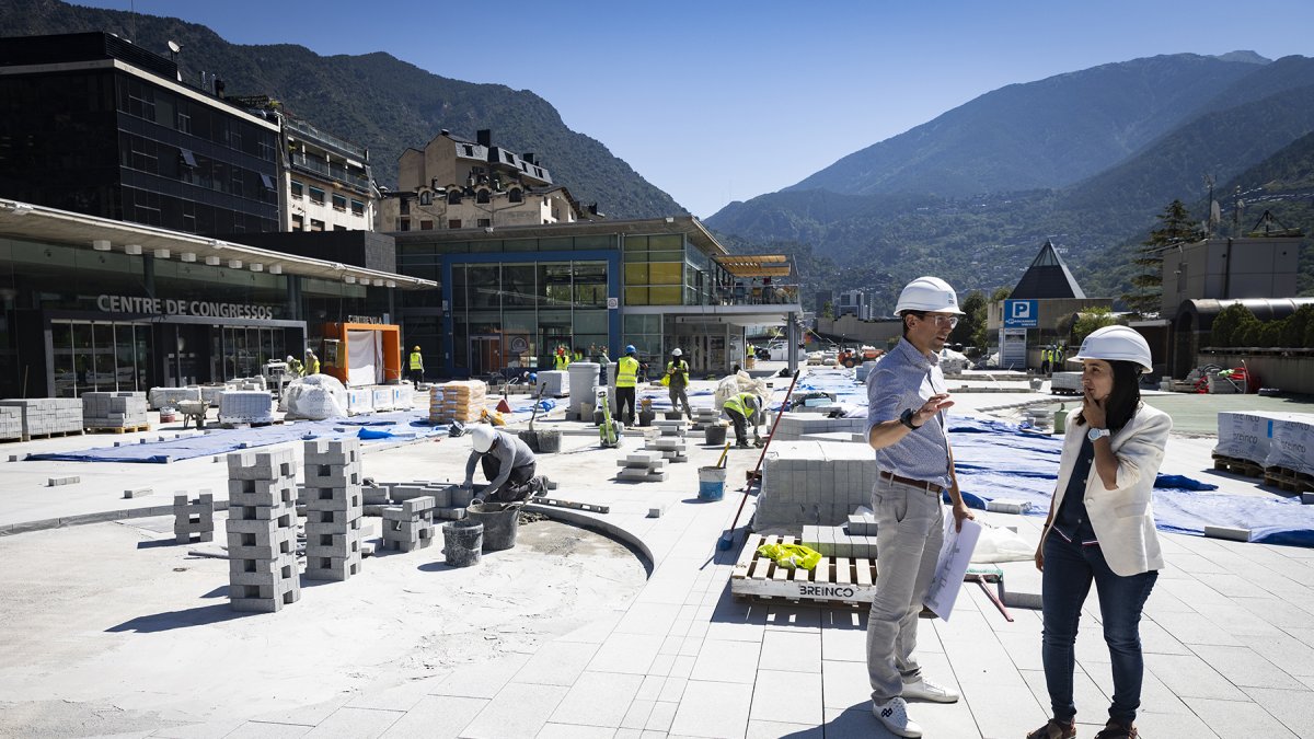 Losada i el conseller de la majoria Jordi Cabanes, ahir a la plaça.