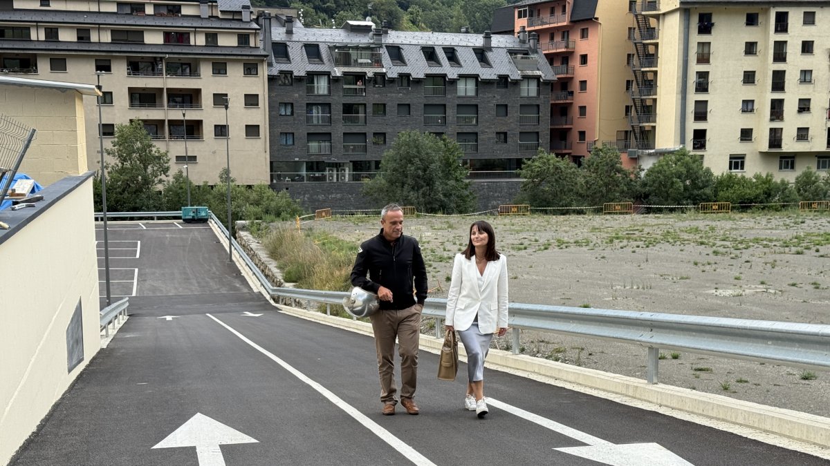 Alain Cabanes i Mònica Bonell abandonant l’Estadi de la FAF.