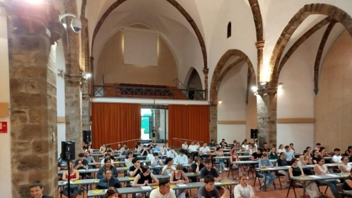 Alumnes fent la selectivitat a la Seu d’Urgell.