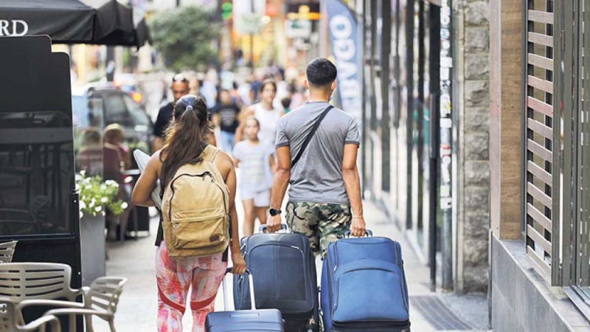 Una parella de turistes amb maletes.