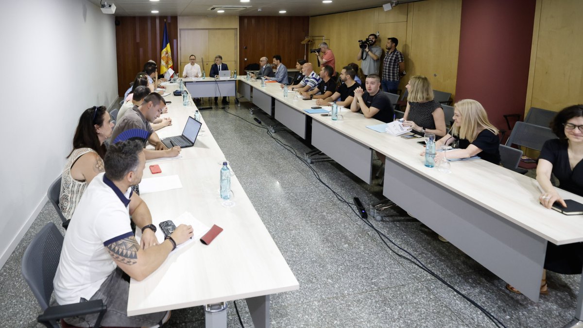 Un moment de la reunió entre sindicats i el Govern, aquest divendres.