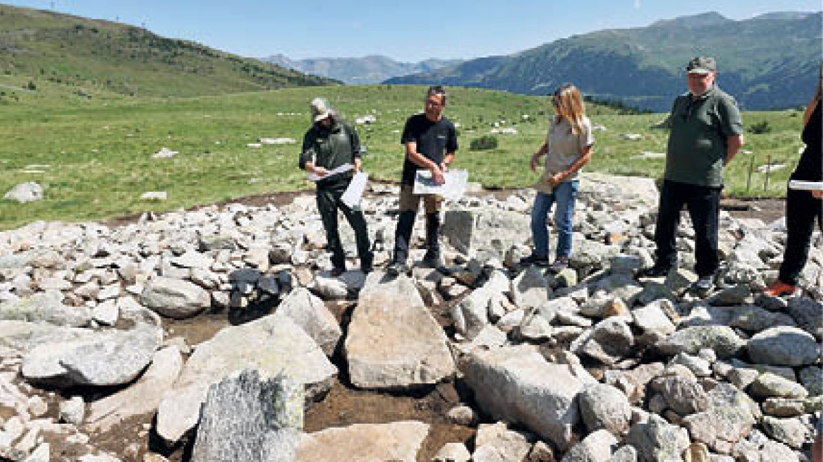 Josep Font mostrant l’excavació, amb la cambra funerària al centre.