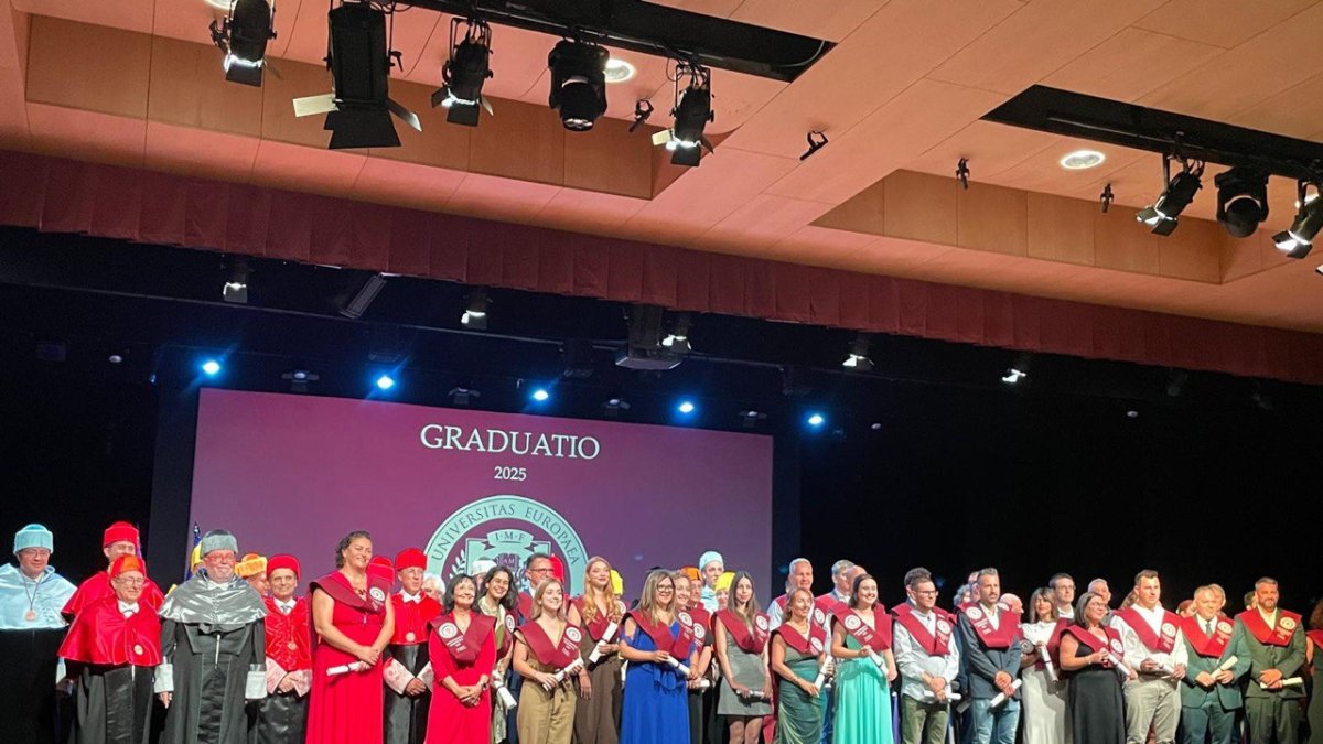 La primera promoció de la Universitat Europea d'Andorra durant la graduació.