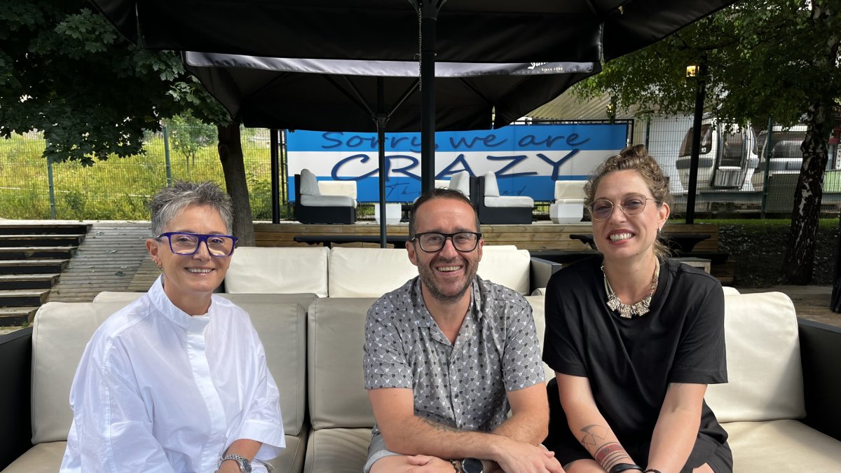 Montse Checa, Santi Casas i Alèxia Verdaguer durant la presentació de la programació d'estiu de la Massana.