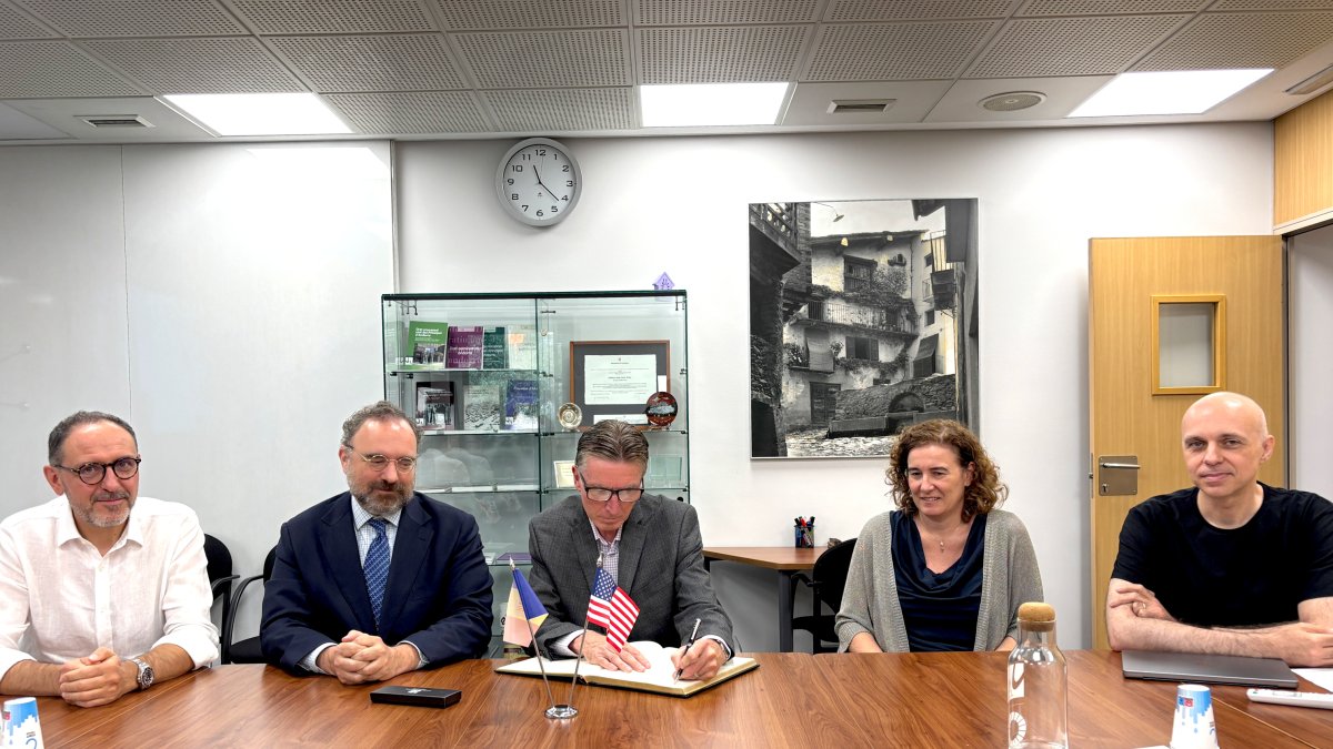 Trobada entre el vicecanceller associat d’Innovació i Comercialització Tecnològica de la Universitat de Califòrnia San Diego (UCSD), Paul Roben, i l'equip de la Universitat d'Andorra.