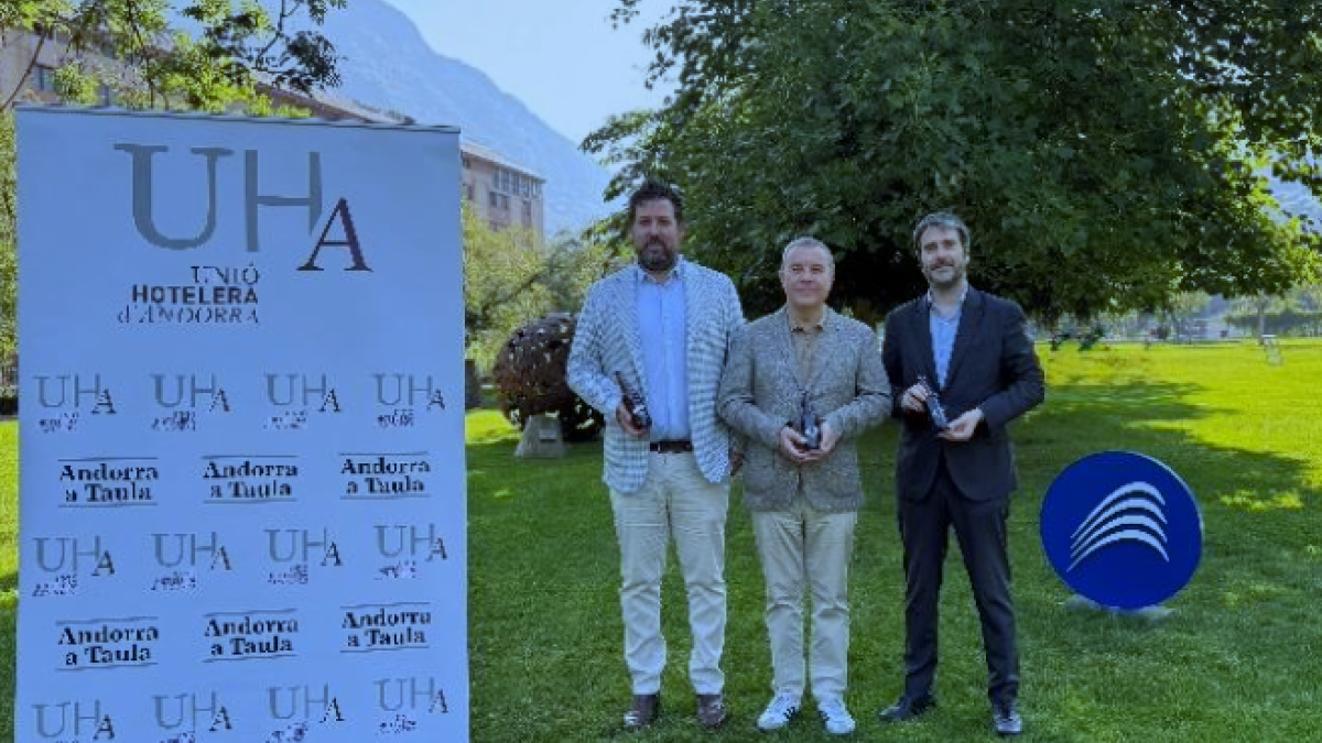 El director General d’IDPA, Arnaud Olive, el president de la Unió Hotelera d’Andorra, Jordi París, i el director de Comunicació de MoraBanc, Josep Lluís Trabal.