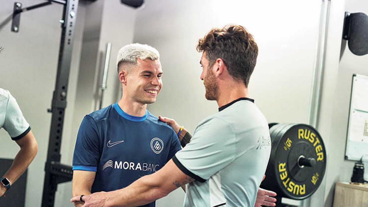 Luismi Redondo, amb ‘new look’, saluda el tècnic, Ibai Gómez.