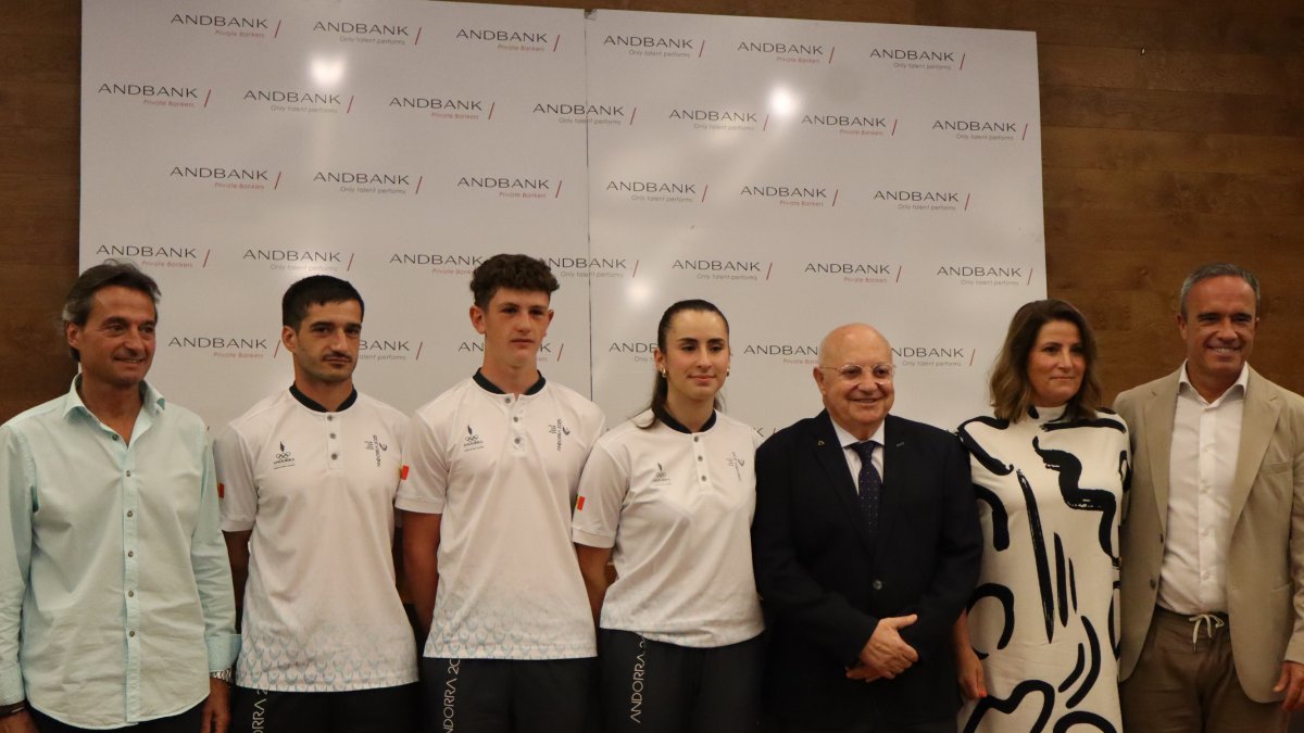 Els esportistes Nil Checa i Haizea Martínez amb el cap de missió, el president del COA, la directora de banca país d'Andbank i el secretari d'Estat de Joventut i Esports.