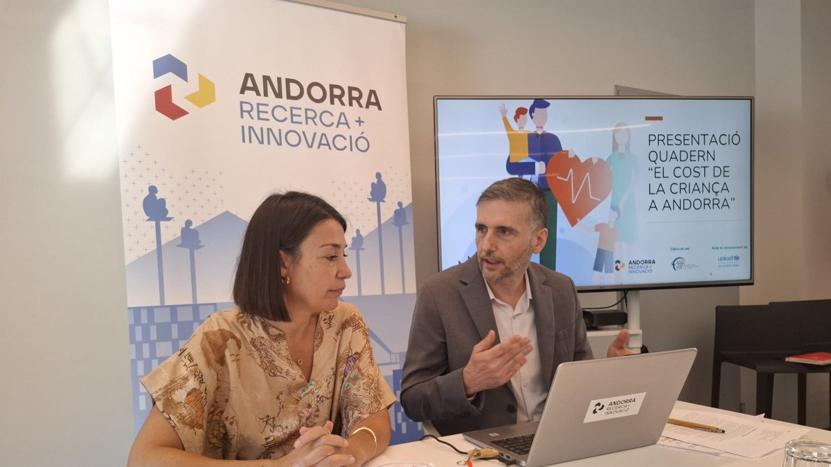 Mercè Miguel, cap de projectes d'Andtropia, i Joan Micó, coordinador de l'Àrea de sociologia d'AR+I, durant la presentació de l'informe.
