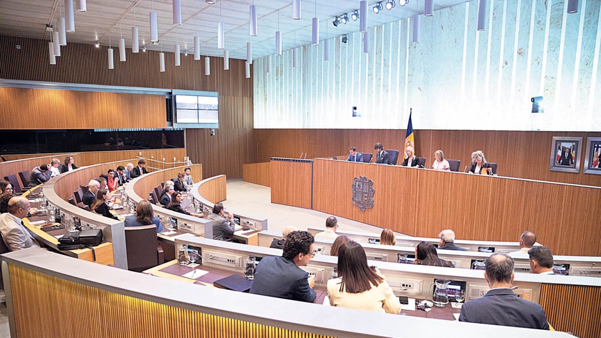 Els consellers generals i Govern durant la sessió.