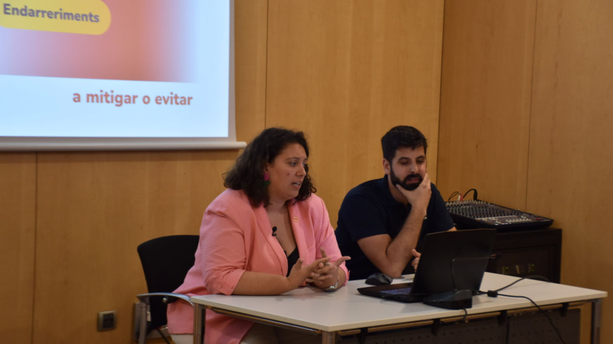 La presidenta del Fòrum nacional de la joventut, Lisa Cruz, acompanyada de companys del Fòrum, durant la presentació de l'estudi sobre l'acord d'associació amb la UE.