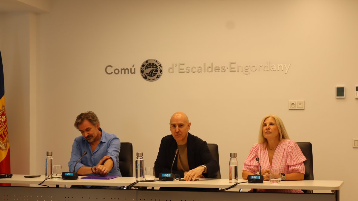 El cònsol menor d'Escaldes-Engordany, Joaquim Dolsa; el president de l'esbart Santa Anna, Manel Rodríguez i la directora artística dels grups infantils i juvenils Núria Barquín.