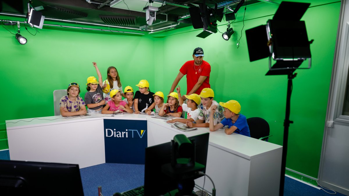 Nens a l'estudi del Diari TV.