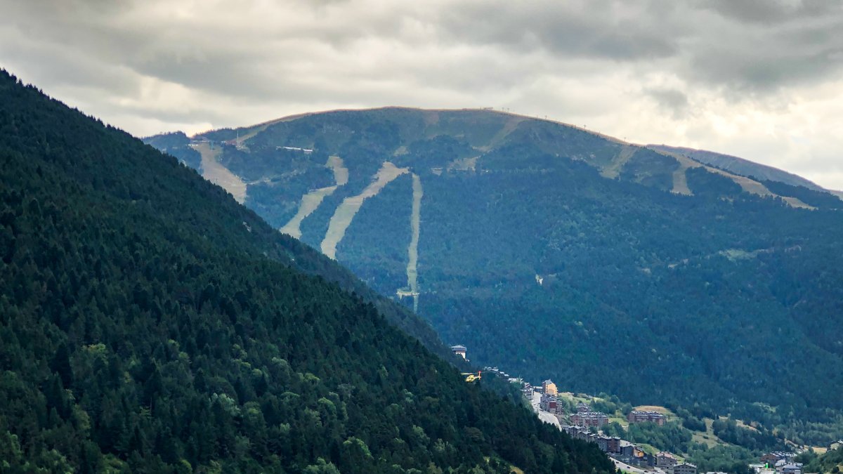 Un helicòpter accedeix a la Vall d’Incles.