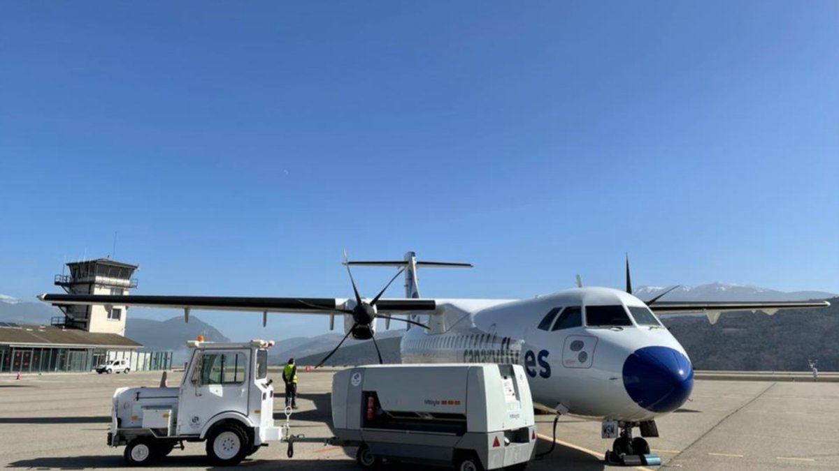 Un avió a l’aeroport d’Andorra-la Seu.