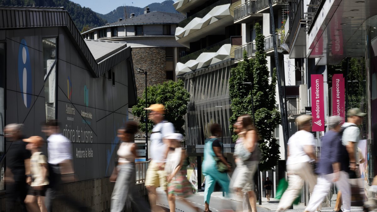 Ciutadans passejant per la plaça de la Rotonda d'Andorra la Vella