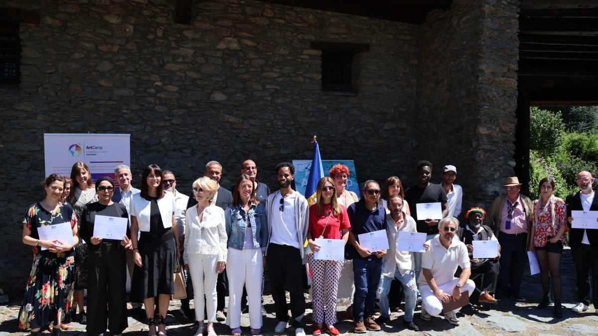 Tots els participants de l'Art Camp 2025 amb el seu diploma de participació.