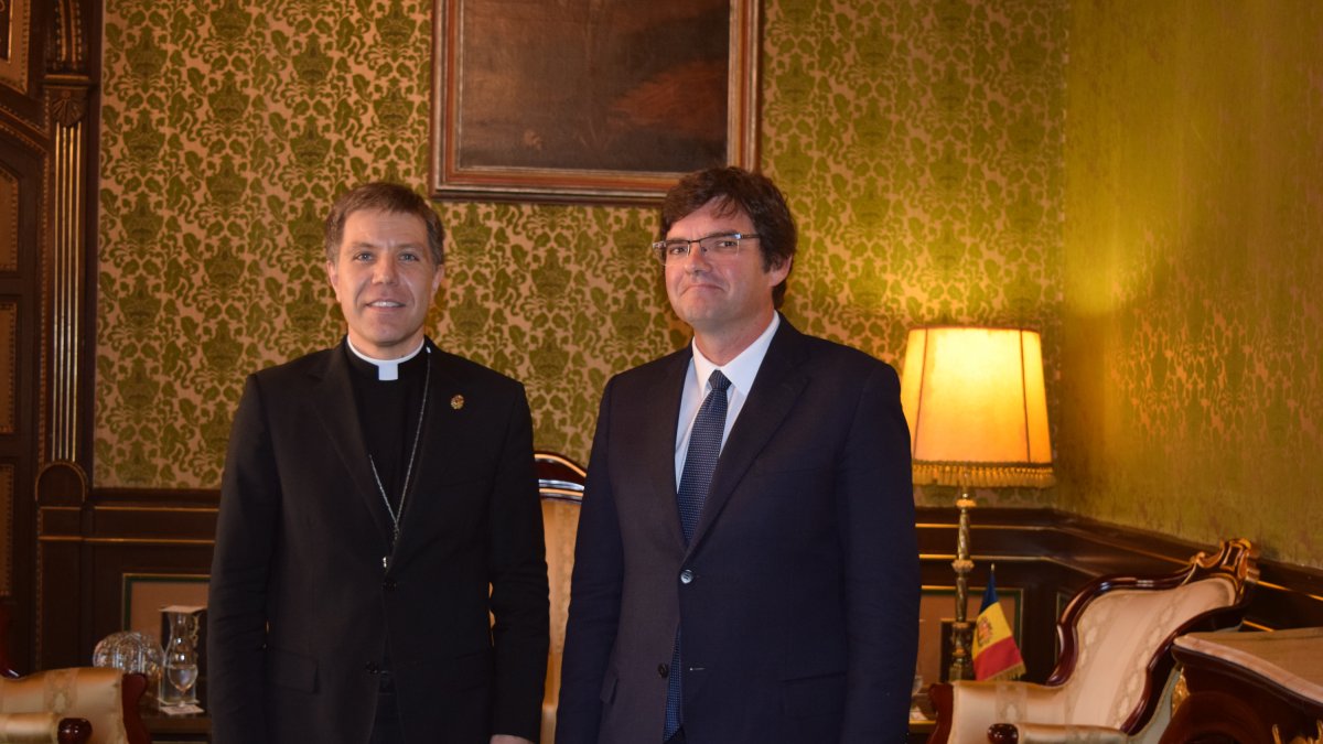 El bisbe d’Urgell i copríncep episcopal, Josep-Lluís Serrano, amb el raonador del ciutadà, Xavier Cañada.