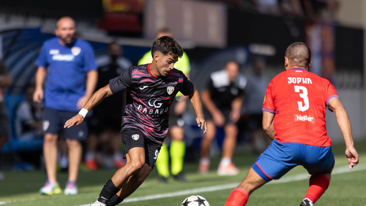 L’extrem colomenc David Virgili inicia una acció ofensiva davant Zoric del Borac, ahir a Encamp.