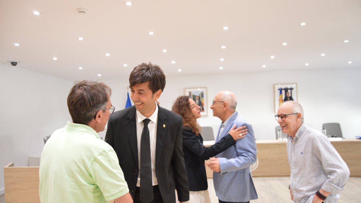 Sergi González saludant els consellers del consell de la gent gran.