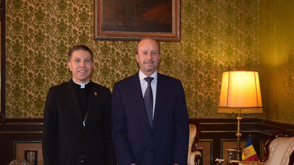 El bisbe d’Urgell i copríncep episcopal, Josep-Lluís Serrano, ha rebut aquest divendres el president del Consell Superior de la Justía, Josep Maria Rossell.