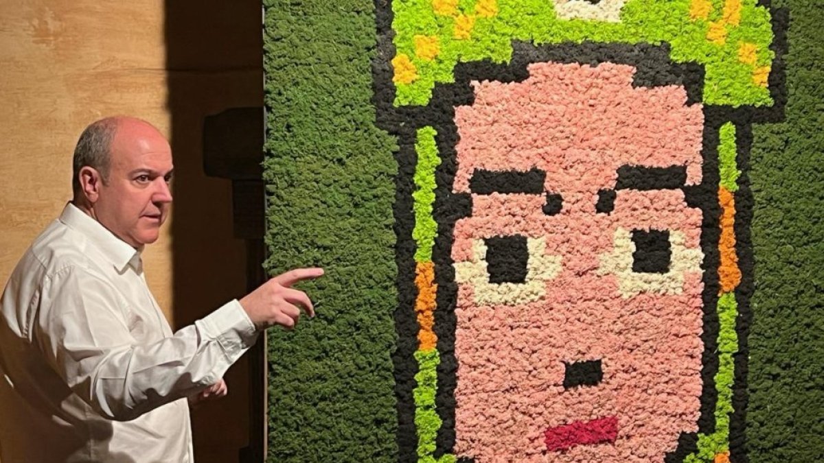 Pere Moles amb la seva obra.