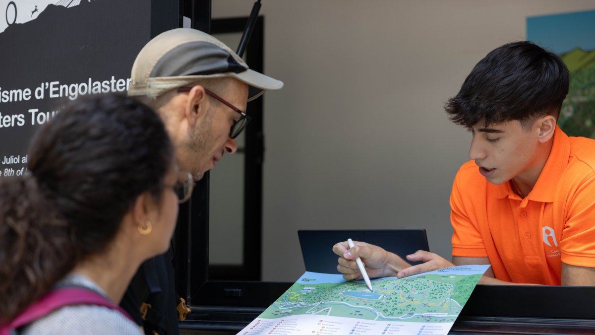 Un informador al punt d’Engolasters.