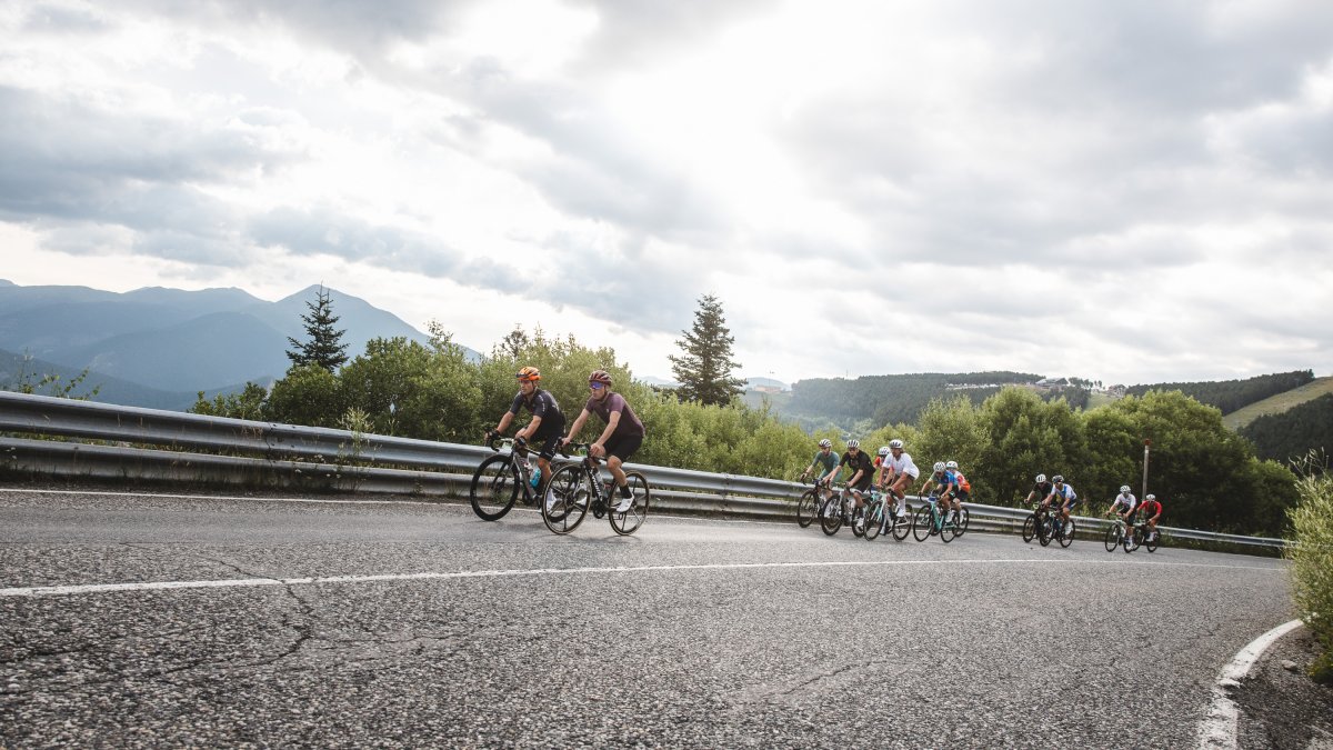 Un grup de ciclistes en una de les pujades de la Volta als Ports.