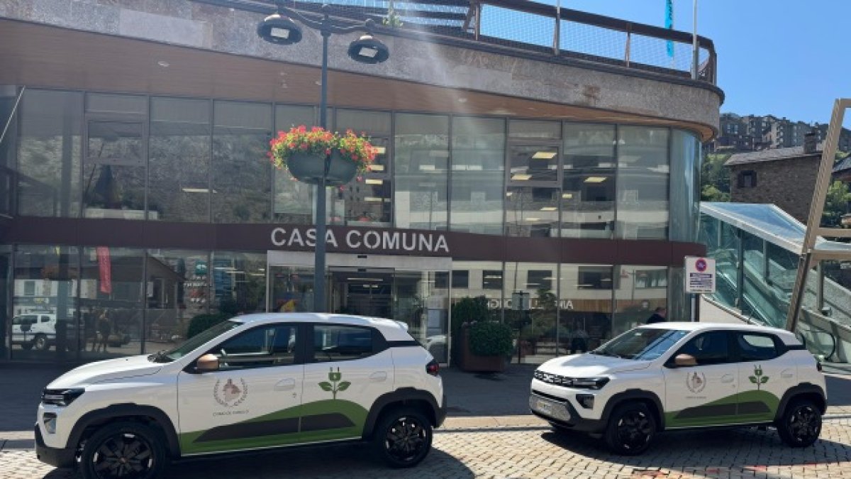 Els dos vehicles elèctrics de la flota comunal de Canillo