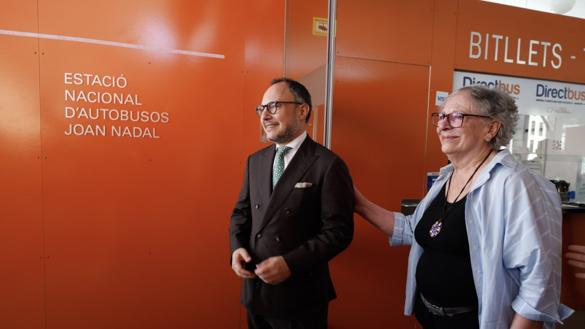 El cap de Govern, Xavier Espot, amb la vídua de l'empresari durant l'acte d'homenatge i el canvi de nom de l'Estació Nacional d'Autobusos Joan Nadal.
