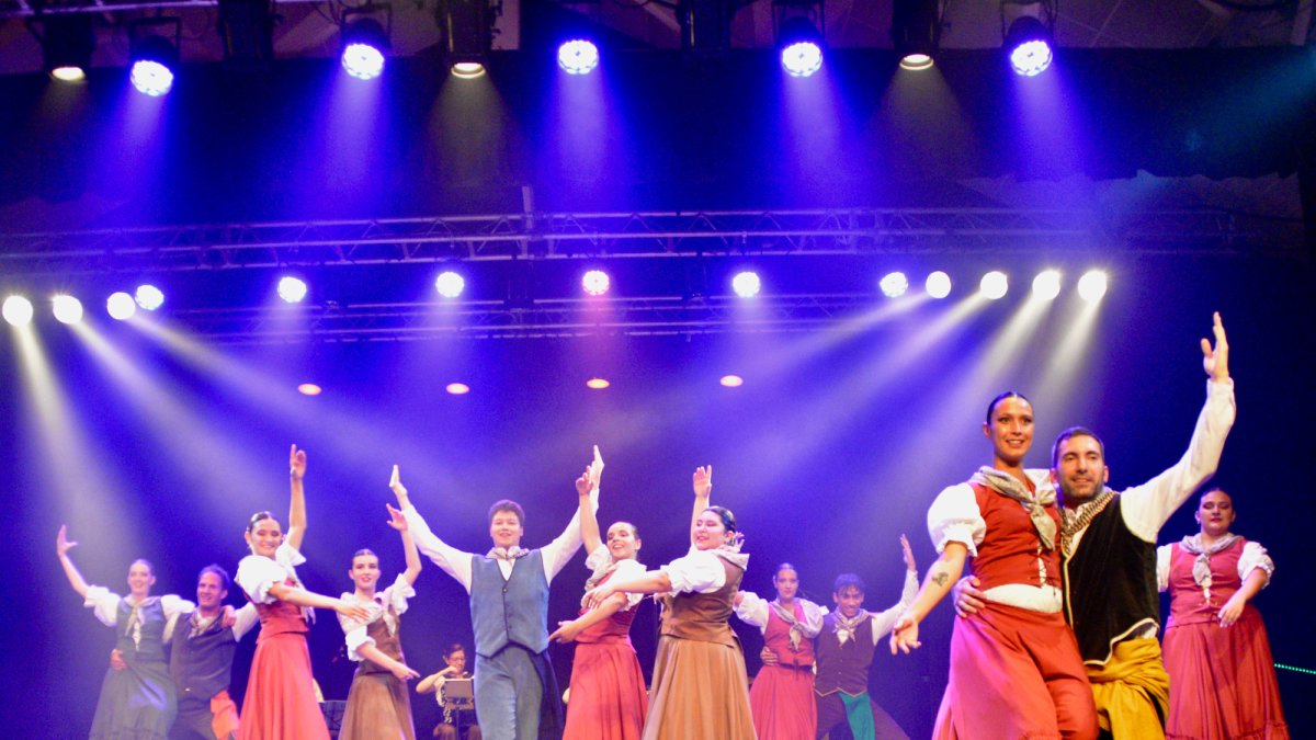 Un moment de l'actuació de l'Esbart Valls del Nord a 23è Festidanses du monde.