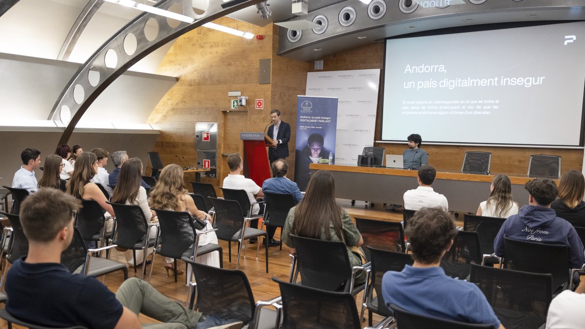 Jornada de ciberseguretat de la secció jove de l'EFA amb el 'hacker' Àlex Terrats