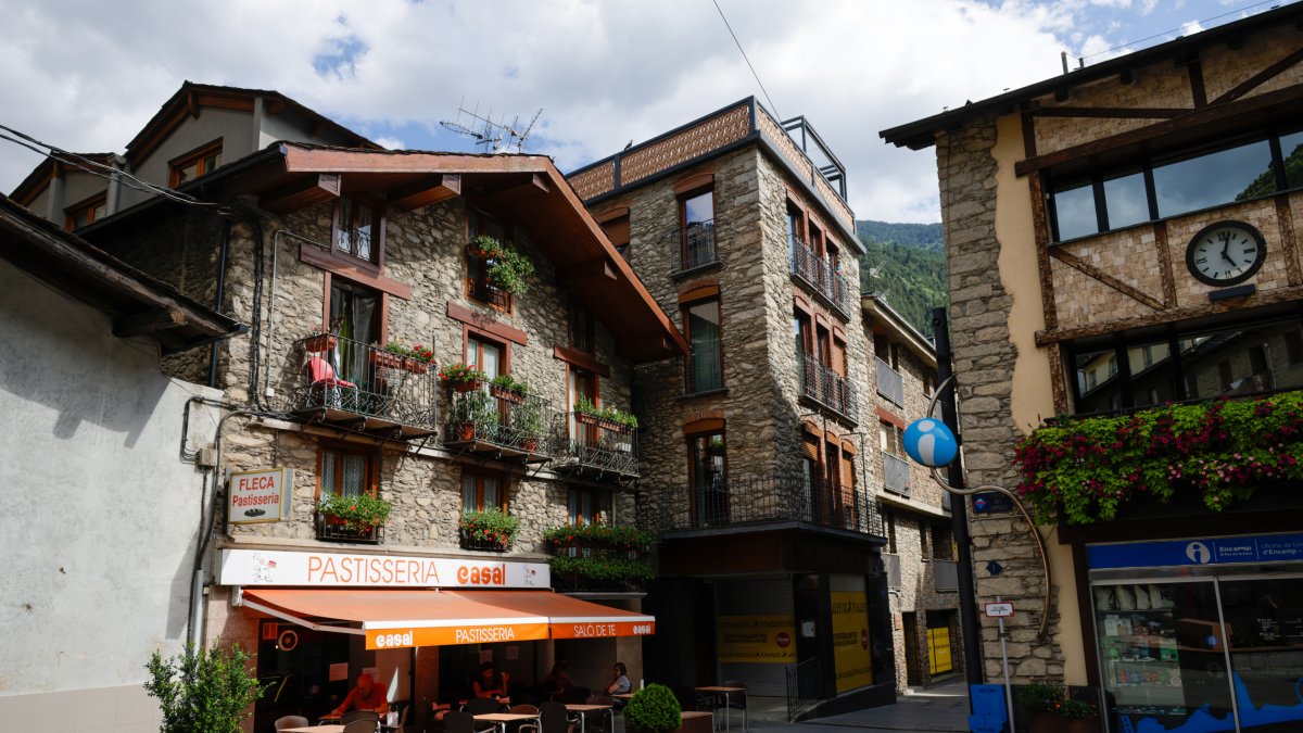 Terrassa de la pastisseria Casal, ahir.