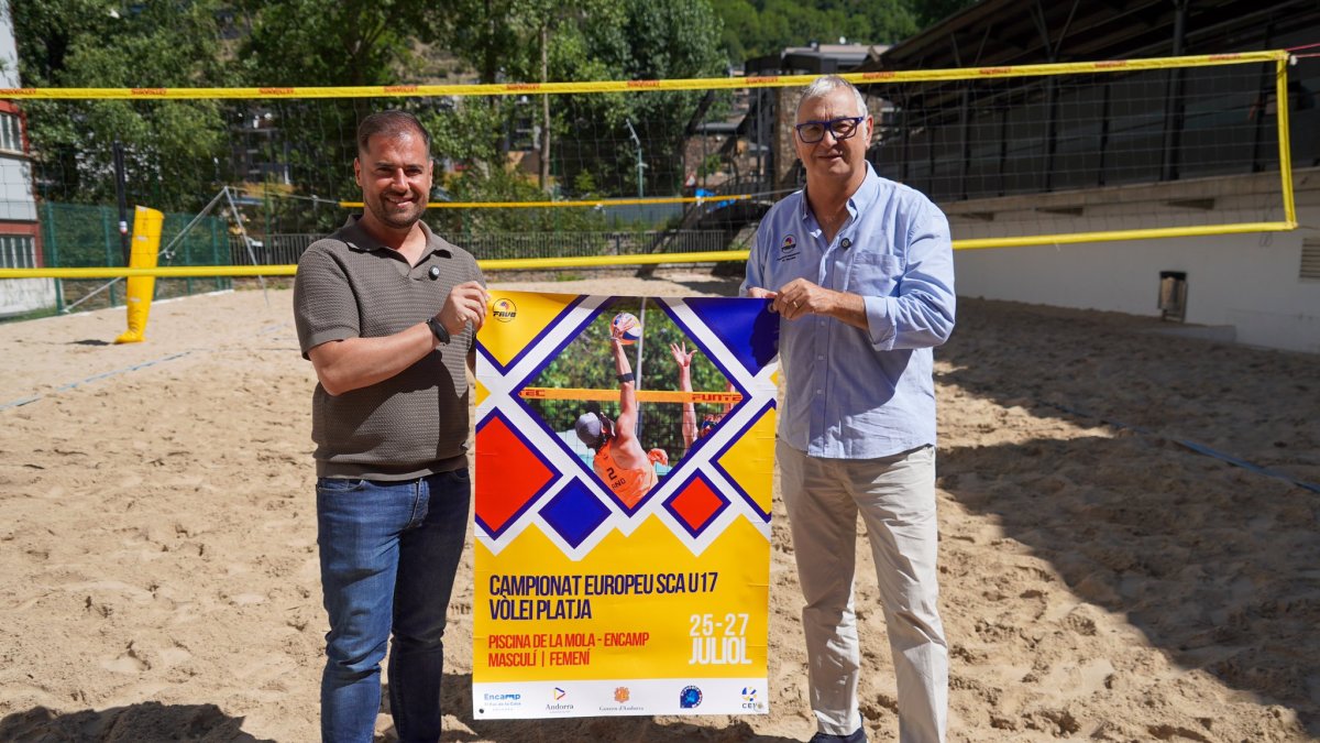 El conseller d'Esports i Reactivació Econòmica d'Encamp, Nino Marot, i el president de la FAVB, Xavier Folguera, amb el cartell del torneig dels petits estats sub-17.