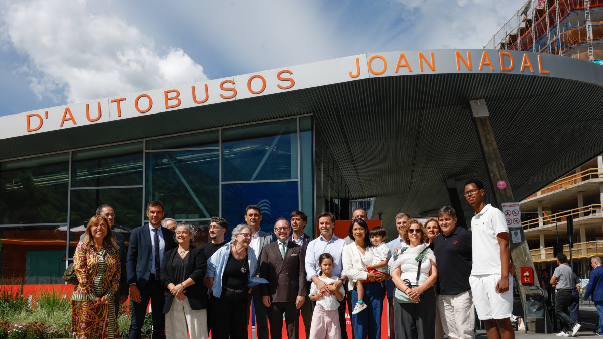 Familiars de Joan Nadal i polítics davant de la recent batejada Estació Nacional d'Autobusos