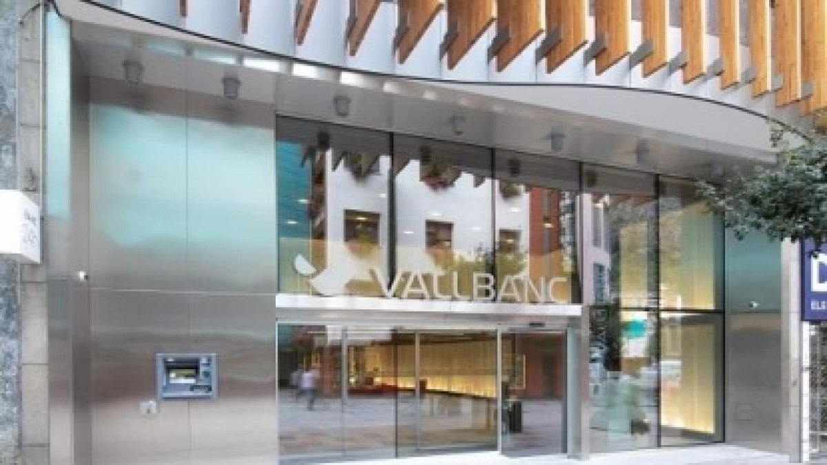 Entrada de la seu de Vall Banc a l’avinguda Carlemany quan existia.