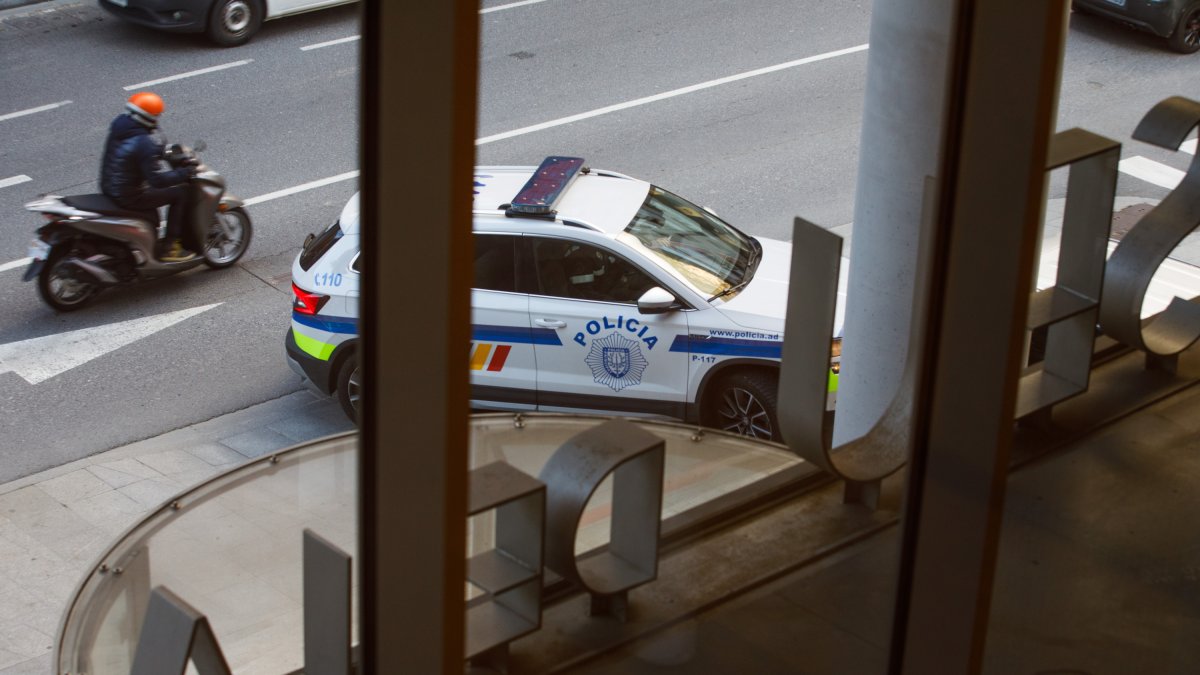 Un vehicle policial porta l’acusat a la Seu de la Justícia.