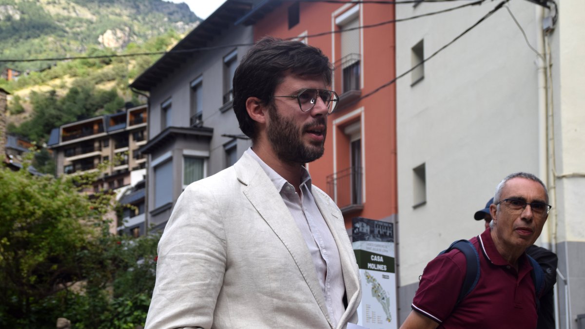 El cònsol de Sant Julià de Lòria, Cerni Cairat, fent la presentació del recorregut.
