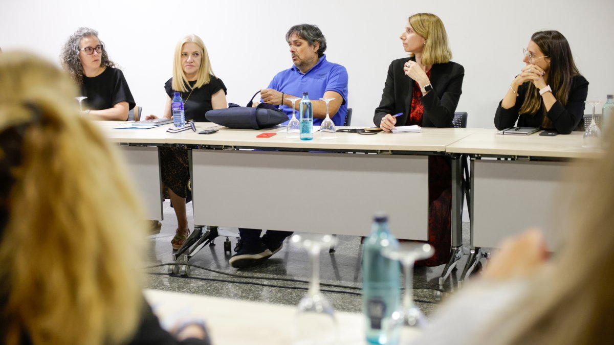 Els representants sindicals dels funcionaris amb la delegació del Govern, ahir.