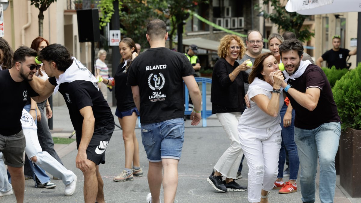 Una de les activitats de la gimcana que ha preparat la Colla laurediana.