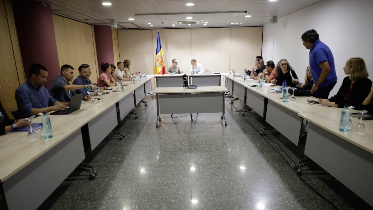 Els representants dels funcionaris en una reunió amb Govern.