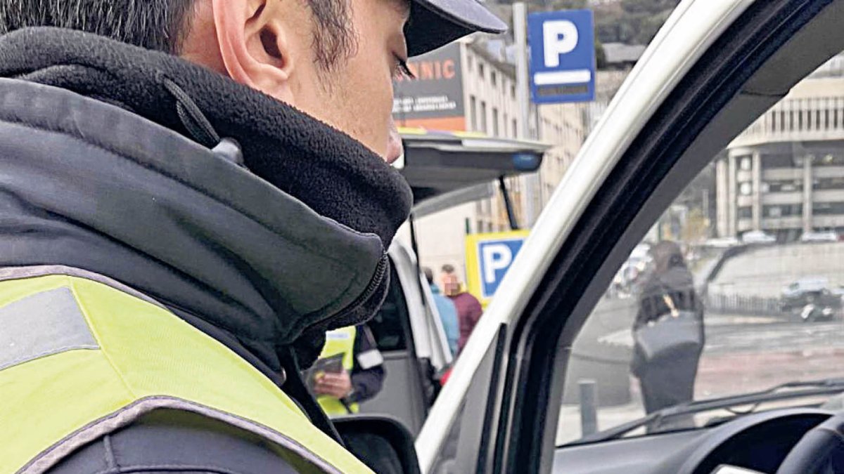 Un agent fent un control d’alcoholèmia.