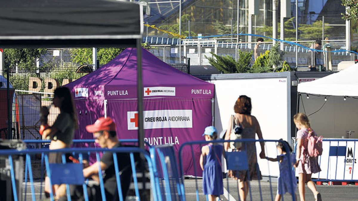 La carpa de la Creu Roja amb el punt lila.