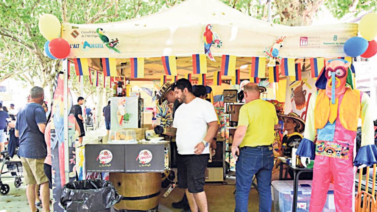 Estand del col·lectiu colombià a la festa major de la Seu.