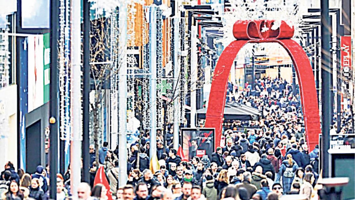 Turistes a l’avinguda Meritxell.